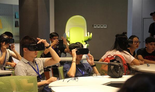 两岸学子佩戴VR眼镜